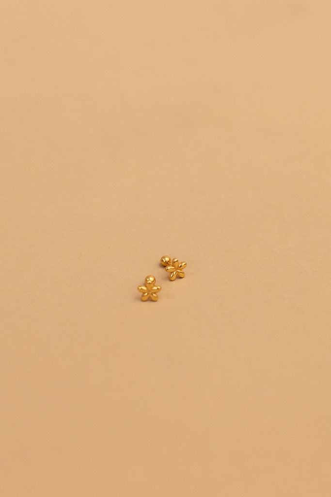 Flower stud earrings