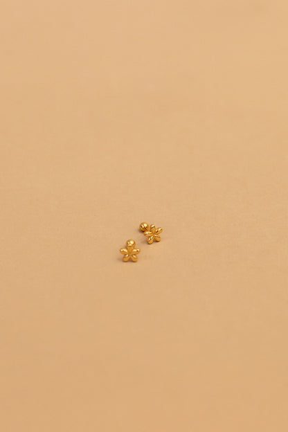 Flower stud earrings