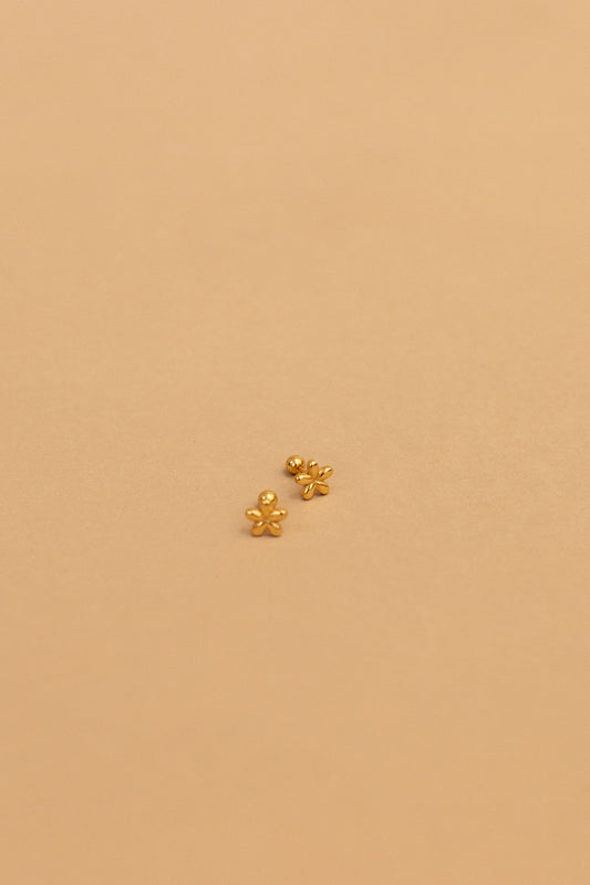 Flower stud earrings