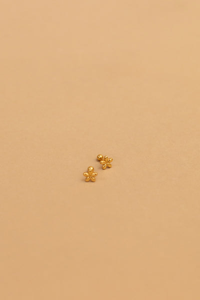 Flower stud earrings