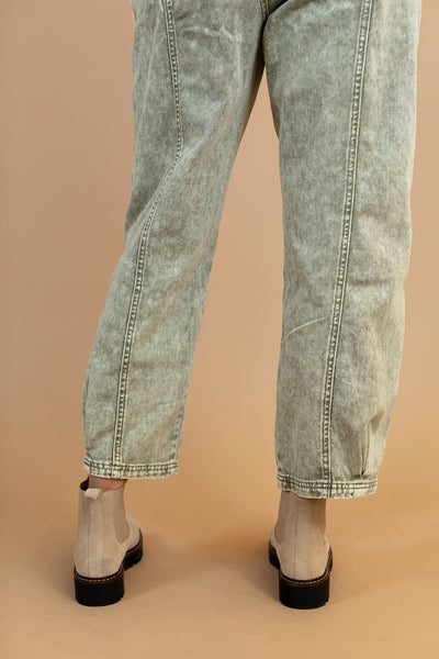 Jayne Barrel Jeans in Olive